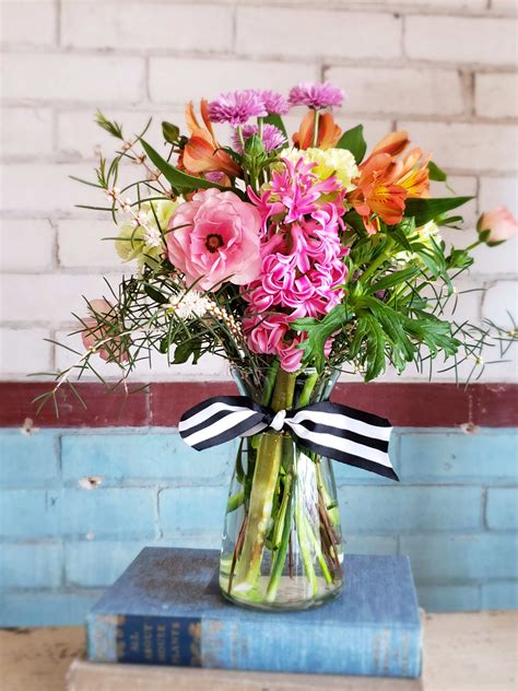 How to preserve fresh flowers in a vase. Spring has sprung fresh flower vase arrangement in Byron ...