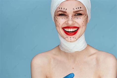 نمط الحياة الاستوديو امرأة عارية الكتف مع شفاه حمراء بعد إجراء الجراحة التجميلية صورة الخلفية