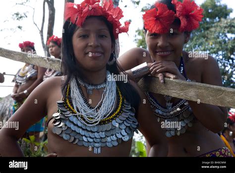 Two Young Women Embera Indian Village Chagres National Park Stock