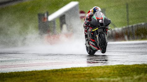 Motogp Dovizioso Tests Aprilia In The Wet At Mugello Roadracing