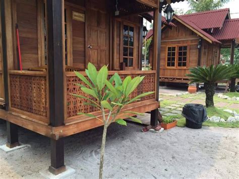 D'chalet is a cheerful accommodation in pengkalan balak, malacca is located at: Berita TV Malaysia: Desa Damai Chalet terletak di ...