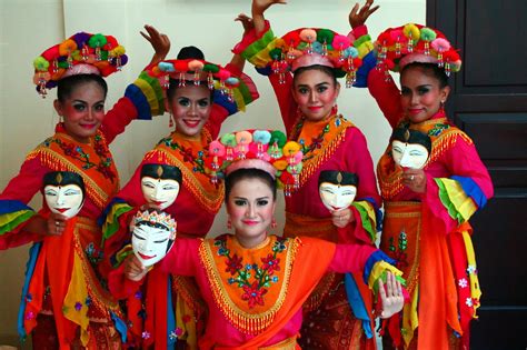 Tidak jauh dari nama tarian ini sendiri ya sobat ilmunik, tarian ini pada saat pementasannya akan menggunakan properti lilin kecil yang akan. Kumpulan Sketsa Gambar Topeng Betawi | Aliransket
