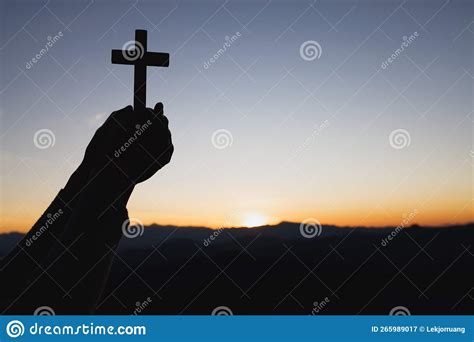 Silhouette Des Mains Tenant Une Croix En Bois Sur Fond De Lever Du