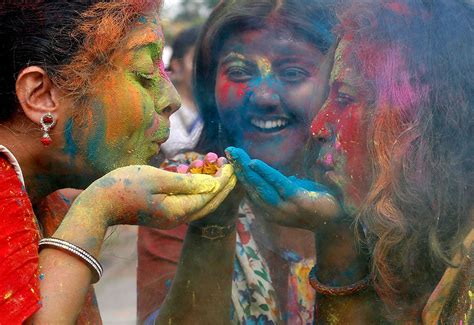 A Feast Of Spectacular Colour As Hindus Celebrate Holi Al Jazeera