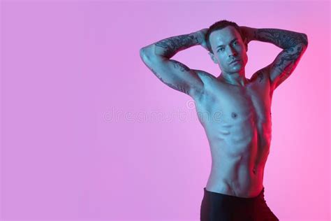 Ritratto Dell Uomo Sexy Sportivo Con L Ente Muscolare Perfetto Torso Nudo Fotografia Stock
