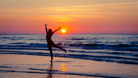1600x1200 Resolution Silhouette Of Woman Dancing Near Seawave During Sunset Hd Wallpaper