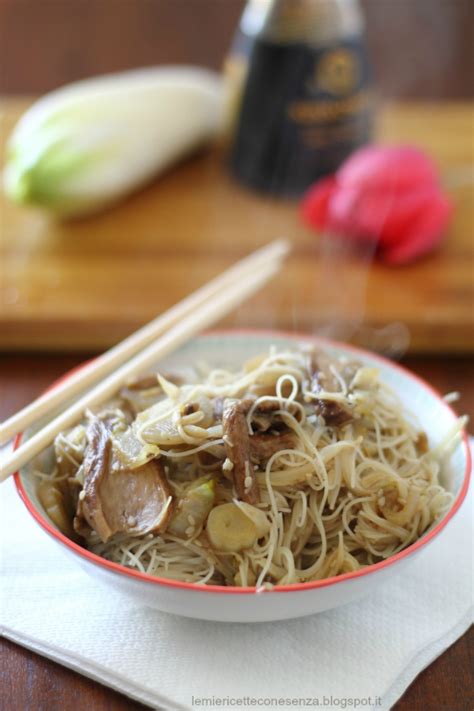 Portate a ebollizione una pentola con abbondante acqua salata. Vermicelli di riso con pollo, indivia, funghi secchi e ...