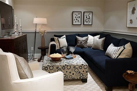 In this living room, a navy wall and sofa help set off the pinks in the pillows, rug and artwork. Gray and White Themed Navy Living Room Ideas with Modular ...