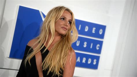 Britney Spears Poste Une Photo Delle à 20 Ans Avec Ses Fils Et évoque