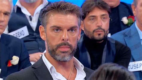 Il tronista di uomini e donne, massimiliano mollicone, non esita a definire più gravi i problemi economici subentrati in passato. Uomini e Donne: brutte notizie per Simone | MondoTV 24