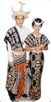 Baju adat ini sangat indah dan juga elegan ditambah menggunakan aksesoris tambahan akan terlihat lebih mewah. Pakaian Adat Nusa Tenggara Timur (NTT) - BudayaKita