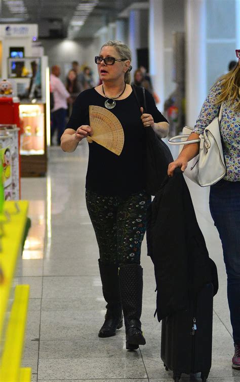 Vera fischer news, gossip, photos of vera fischer, biography, vera fischer boyfriend list 2016. Apressada, Vera Fischer é clicada em momento de 'susto' em ...
