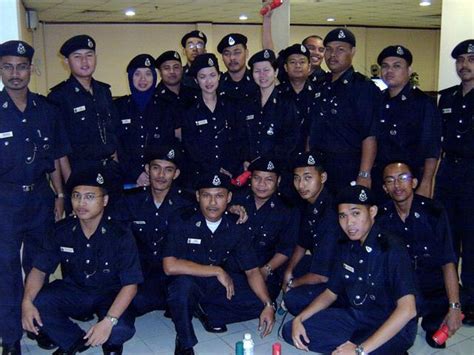 Elaun pakaian istiadat bagi pegawai rm 1500.00 setiap 3 tahun sekali. kenaikan gaji dan elaun polis | TUBELAWAK