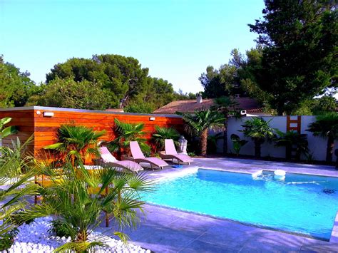 Mais la lavande, la santoline, les cistes, le cyprès de provence et le romarin occupent eux aussi une bonne place dans cette mise en scène. Aménagement piscine Marseille Aix-en-Provence | Amenagement piscine, Piscine, Aménagement