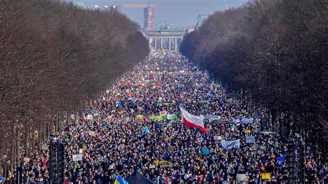 Mehrere Hunderttausend Menschen: Friedensdemo in Berlin platzt aus