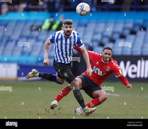 sheffield wednesday s callum paterson left and charlton athletic s akin famewo battle for the
