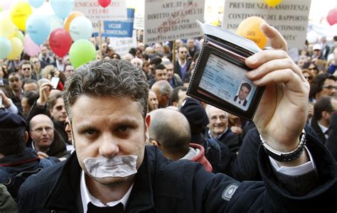 It's far easier for australians to get nz citizenship than it is for new zealanders to get australian citizenship. Australia - a candidate has to be New Zealand or an ...