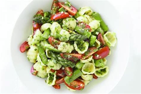 Blt pasta saladbinky's culinary carnival. Pretty up your Christmas table with these festive salads. | Pasta, Vegetarian recipes, Marinated ...