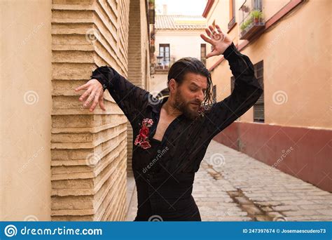 Homme Aux Cheveux Longs Dansant Flamenco Avec Chemise Noire Et Roses
