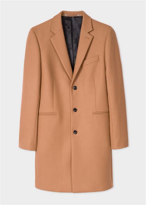 On l'aime noir, anthracite ou camel, à col classique revers ou col pointu ras du cou pour un look rétro. Comment s'habiller avec style en hiver quand on est un homme