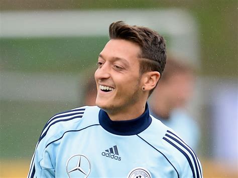 Mesut özil ile ilgili tüm video, fotoğraf ve haberler hürriyet'te. Quand le "généreux" Özil sauve 23 vies brésiliennes ...