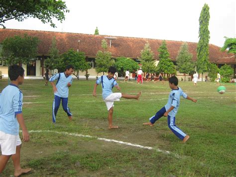 Maka dari itu, disini cakbagus akan membagikan tentang materi futsal secara lengkap untuk anda semua. SMP N 2 WERU: Futsal, pertandingan antar kelas
