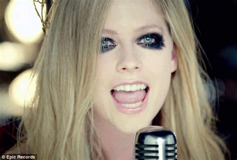 Avril Lavigne La Aproape 30 De Ani Arata La Fel Ca La 17