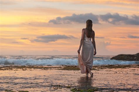 Imagen Gratis Chica Bonita Caminar Agua Playa Océano Ondas Mujer Joven