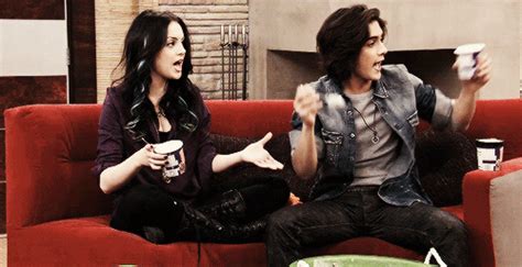 Giphy  500×257 Jade And Beck Victorious Elizabeth Gillies