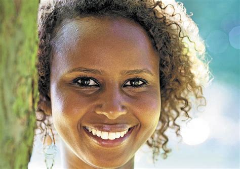 Escritora De Origem Somali Aborda A Vida Das Mulheres Na Ditadura