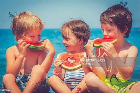 Niños En La Playa Foto De Stock Getty Images