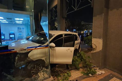 Agar lebih jimat, lampu kota sering menggunakan lampu jenis led. 5 remaja nyaris maut kereta rempuh tiang lampu isyarat ...