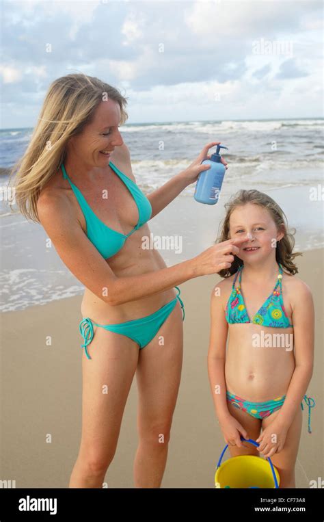 Mutter Und Tochter Mutter Tragen Blaue Bikinis Am Strand Mit Sonnencreme Tochter Nase