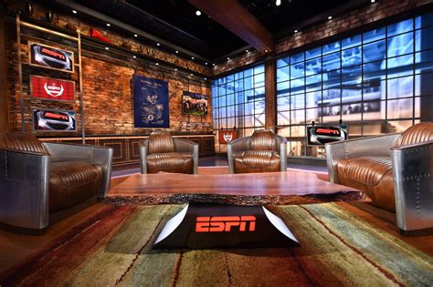 Espn Debuts Redesigned Studio For Abc College Football Shows Espn