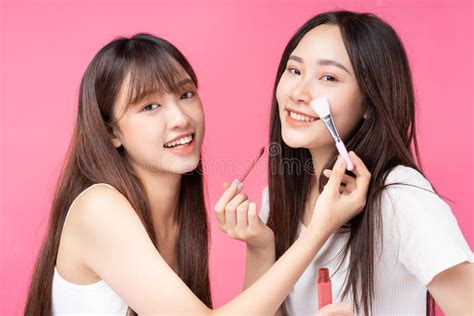 Deux Belles Jeunes Filles Asiatiques Se Maquillent Image Stock Image Du Cheveu Propre