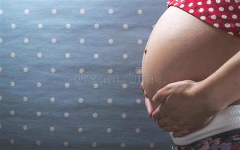 La Femme Enceinte Montre Son Ventre Photo Stock Image Du Fuselage Attente