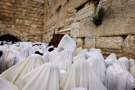 Thousands Attend Passover Priestly Blessing At Western Wall In Tense