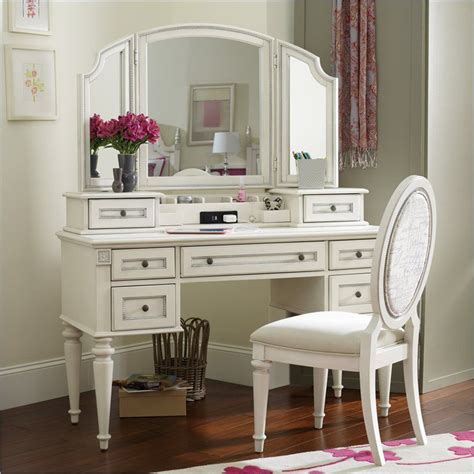 Check out our vanity desk with mirror selection for the very best in unique or custom, handmade pieces from our furniture shops. White Vanity Desk With Mirror | Yatak odası iç tasarımı ...