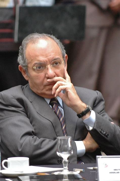 Tiene veintiséis años, viste un traje de lino claro que el aire infla. ¿Qué pasó con la sanción de la SFP a Nexos? Aguilar Camín ...