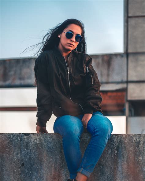 무료 이미지 푸른 청바지 아름다움 소녀 색안경 시력 보호 좌석 유행 겉옷 시원한 가죽 재킷 직물 흑발 구두 강청색 긴 머리 모델 사진 촬영