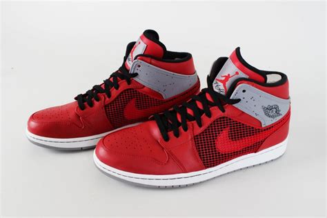 Chicago Bulls Michael Jordan Signed Air I Retro Sneakers Shoes Le Uda Coa Memorabilia