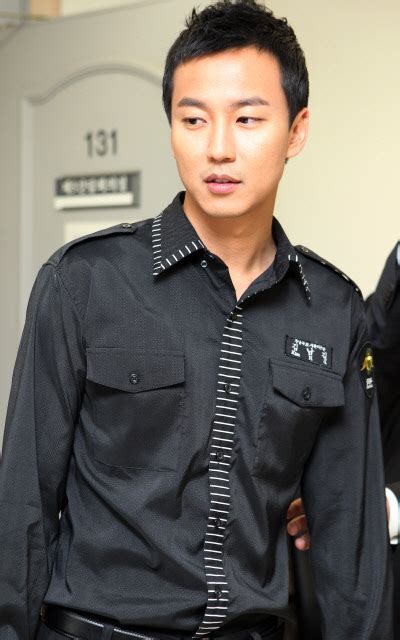 네이버 메인에서 다양한 정보와 유용한 컨텐츠를 만나 보세요. '공익' 김남길, 대학생됐다..사이버한국외대 입학 - 스타뉴스