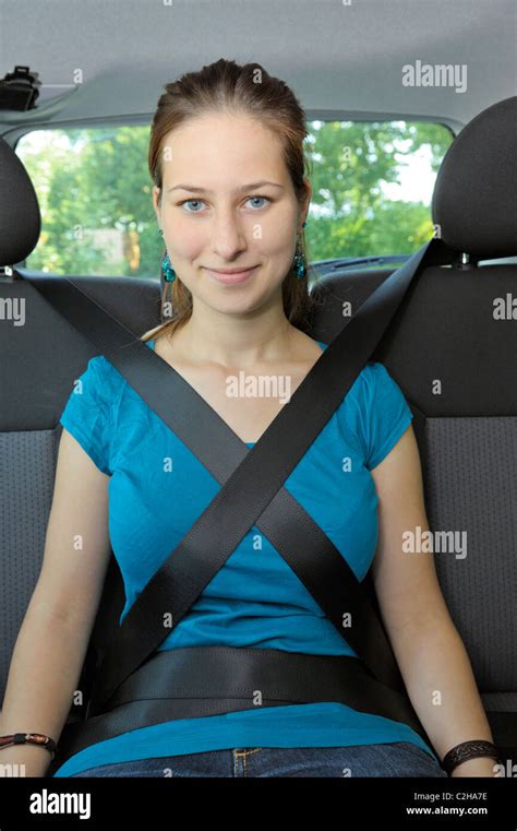 18 Jahre Alt Ist Mädchen Auf Dem Rücksitz Eines Autos Mit Zwei Sear