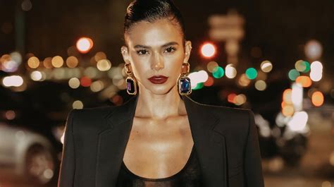 Bruna Marquezine Aposta Em Look Transparente Para Curtir Semana De Moda Em Paris Isto