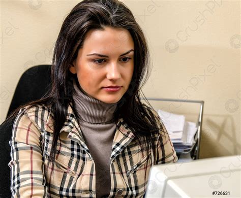 attraktive sekretärin im büro die am computer arbeitet foto vorrätig crushpixel