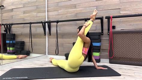 Contortionist Girl Bikram Yoga Middle Split Skills Youtube