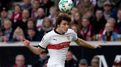 Benjamin pavard is a french professional soccer player known for having played under popular football clubs like losc lille and vfb stuttgart. VfB Stuttgart: Mit Benjamin Pavard - oder nicht? Das ...