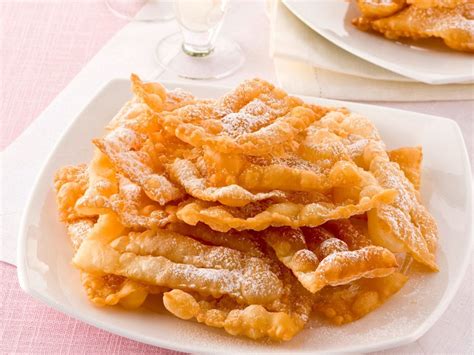 Tra i dolci tipici della tradizione dolciaria italiana vediamo per l'appunto le chiacchiere. Chiacchiere di Carnevale