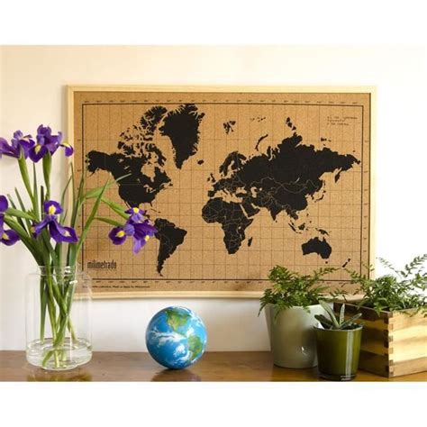 Pour chaque ville ou pays gratté, de nombreux détails apparaissent. Tableau en liège carte du monde avec cadre en bois naturel ...
