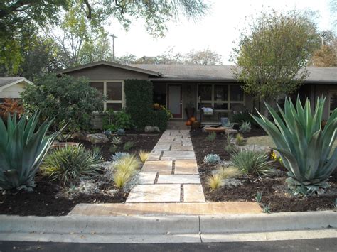 Beautiful Large Yard Landscaping Design Ideas 04 Xeriscape Front
